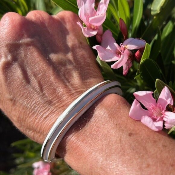 KRAMER of NY Gold White Enamel Striped Hinged Bangle BRACELET - Picture 2 of 8